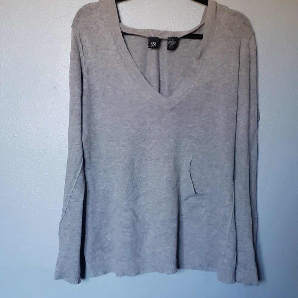 Very light weight grey sweater. No itchy